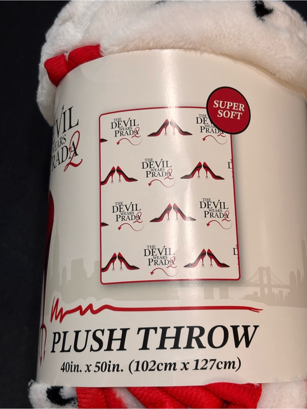 The Devil Wears Prada Plush Throw - NWT - Picture 4 of 5